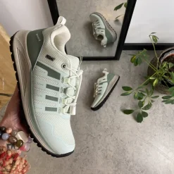 Vandtæt, mintgrøn letvægtssko fra Green Comfort med god svangstøtte.