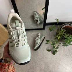 Vandtæt, mintgrøn letvægtssko fra Green Comfort med god svangstøtte.