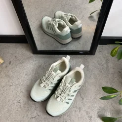 Vandtæt, mintgrøn letvægtssko fra Green Comfort med god svangstøtte.