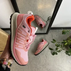 Vandtæt, rosa letvægtssko fra Green Comfort med god svangstøtte.