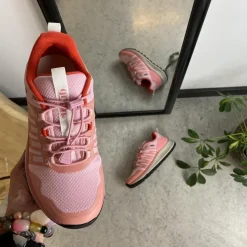 Vandtæt, rosa letvægtssko fra Green Comfort med god svangstøtte.