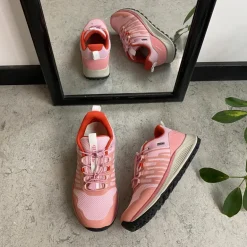 Vandtæt, rosa letvægtssko fra Green Comfort med god svangstøtte.