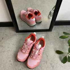 Vandtæt, rosa letvægtssko fra Green Comfort med god svangstøtte.