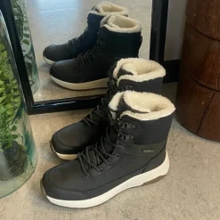 Vandtæt, sort vinterstøvle med fleece for