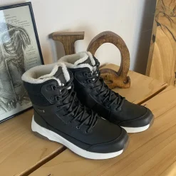 Vandtæt, sort vinterstøvle med fleece for