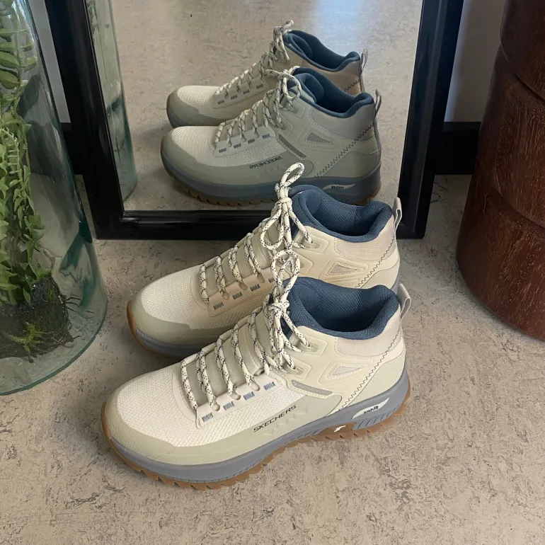 Vandtæt støvle fra Skechers med god svangstøtte.