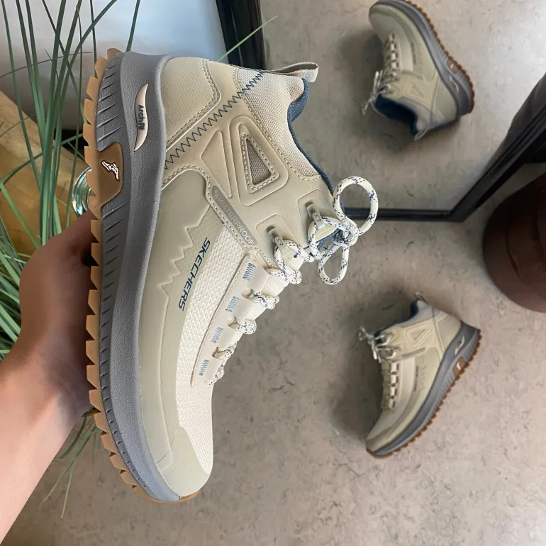 Vandtæt støvle fra Skechers med god svangstøtte.