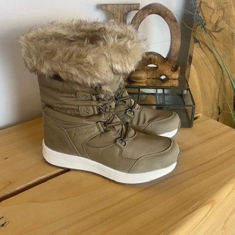 Vinterstøvle fra Whistler med pelskant og varmt for