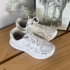Woden letvægts sneakers med god svangstøtte