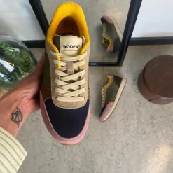 Woden multifarvet sneaker med mesh, læder & ruskind – udtagelig korkindersål & fleksibel rågummisål